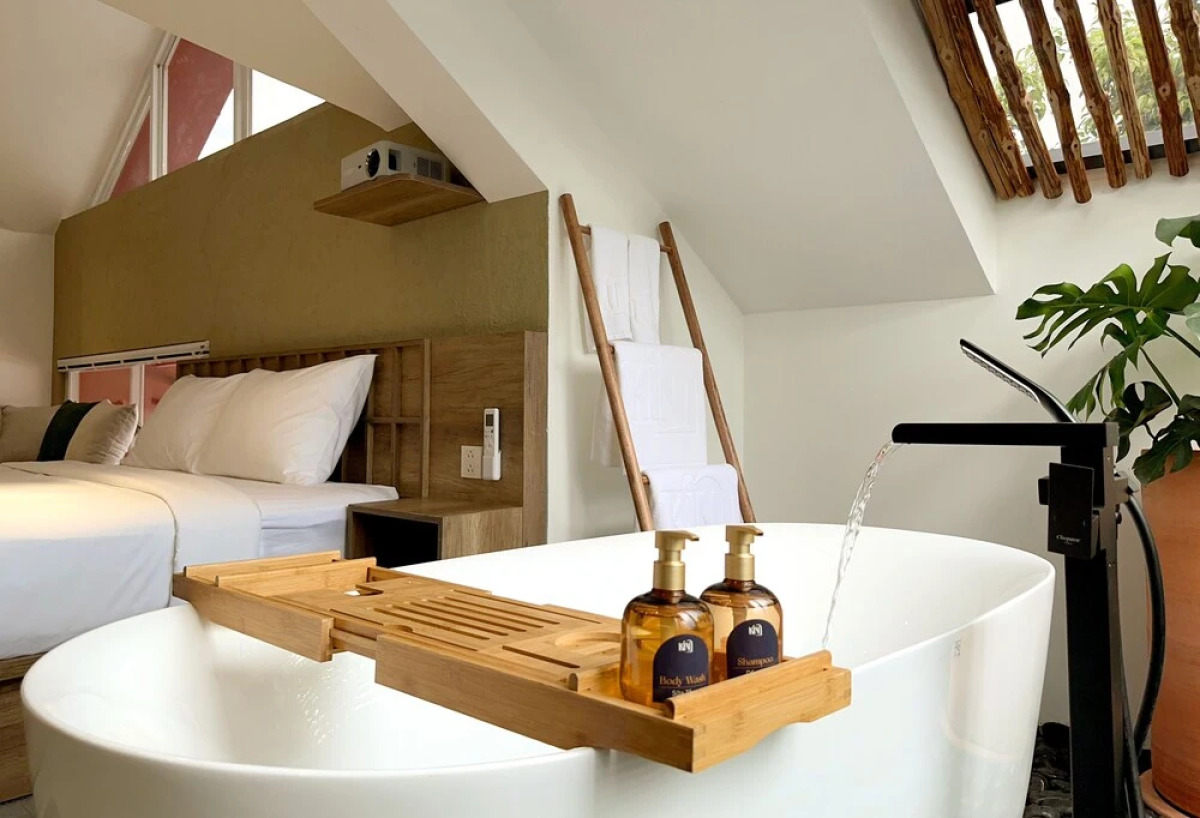 Kin Wander Tan Phong, The Moonage