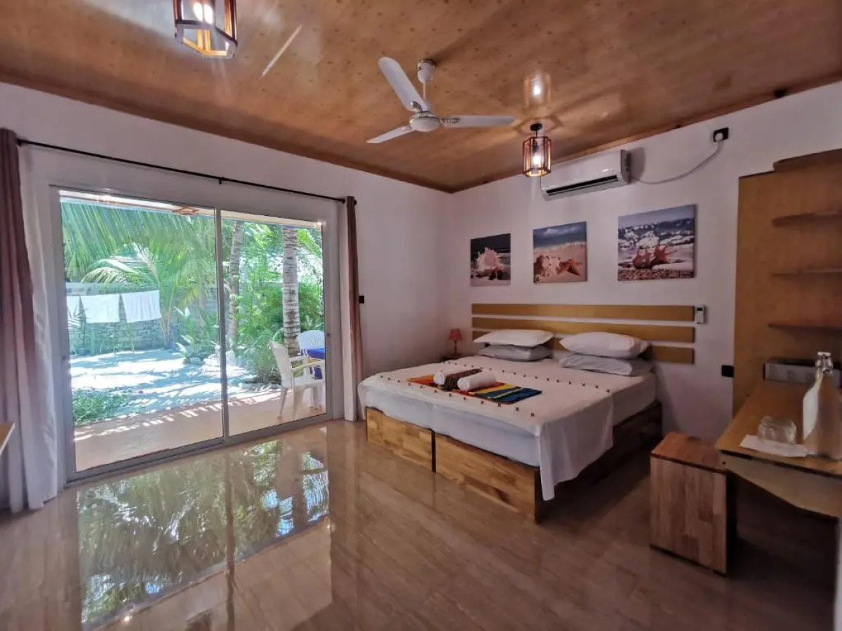 Blue Water Thoddoo Inn