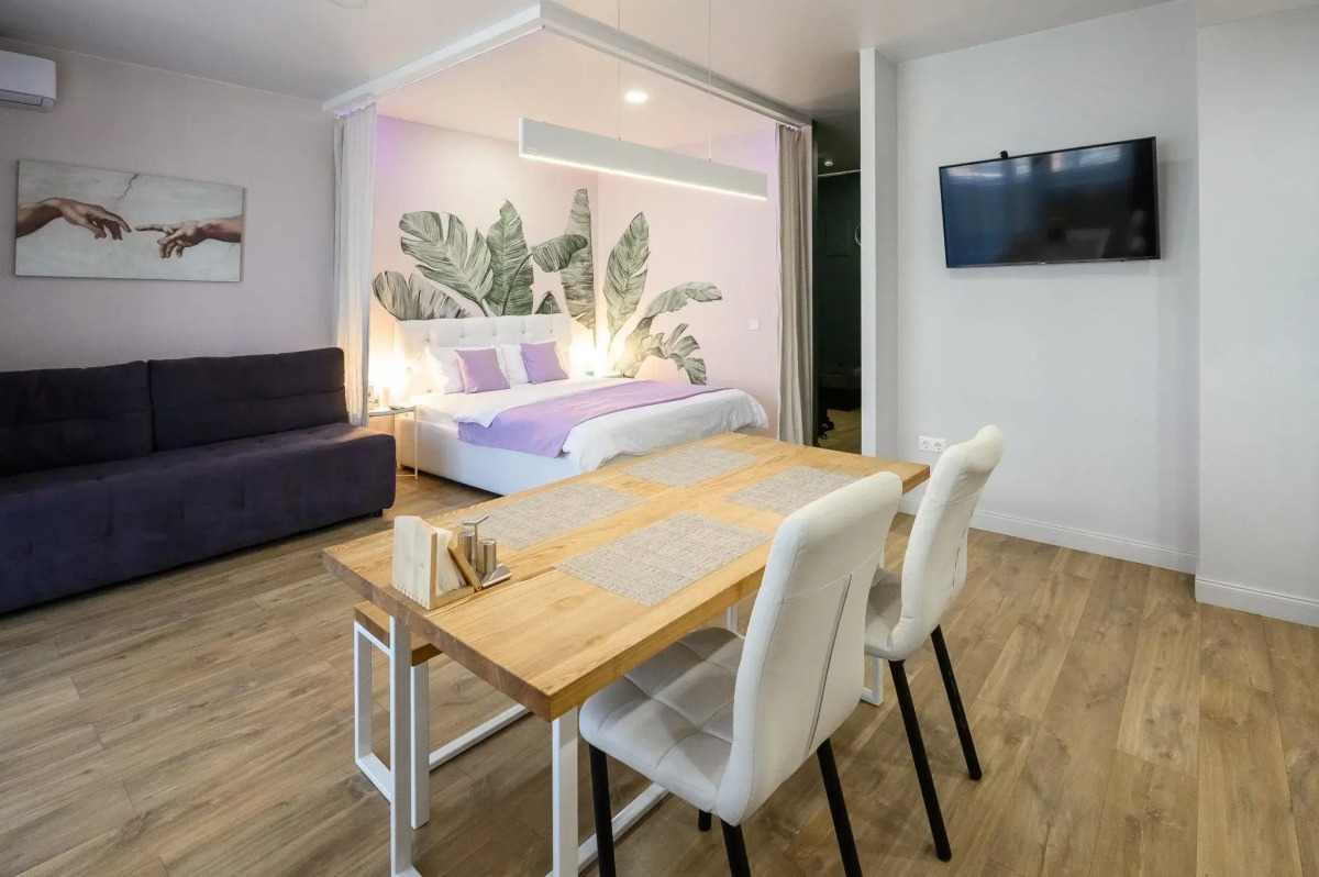 Абри Люкс на Революции, 24