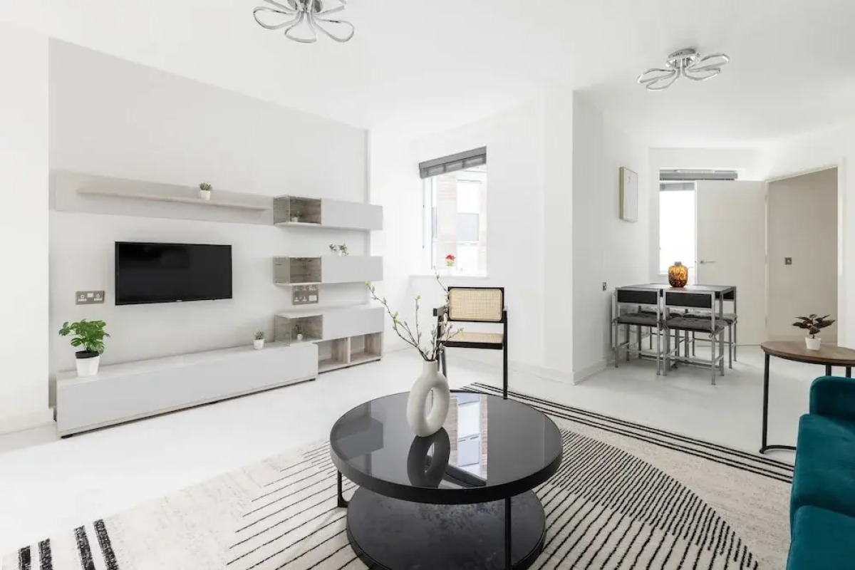 Luminous 2 Bed Balcony Flat in Islington