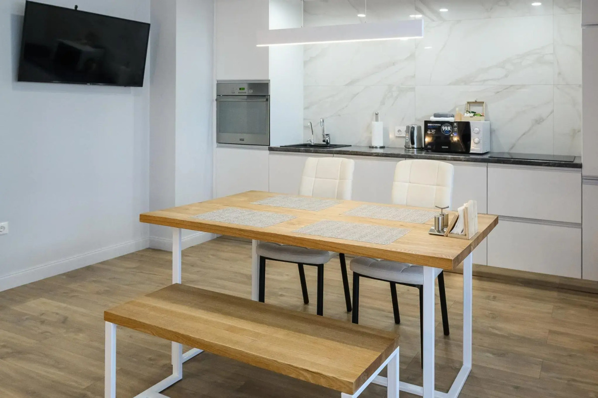 Абри Люкс на Революции, 24