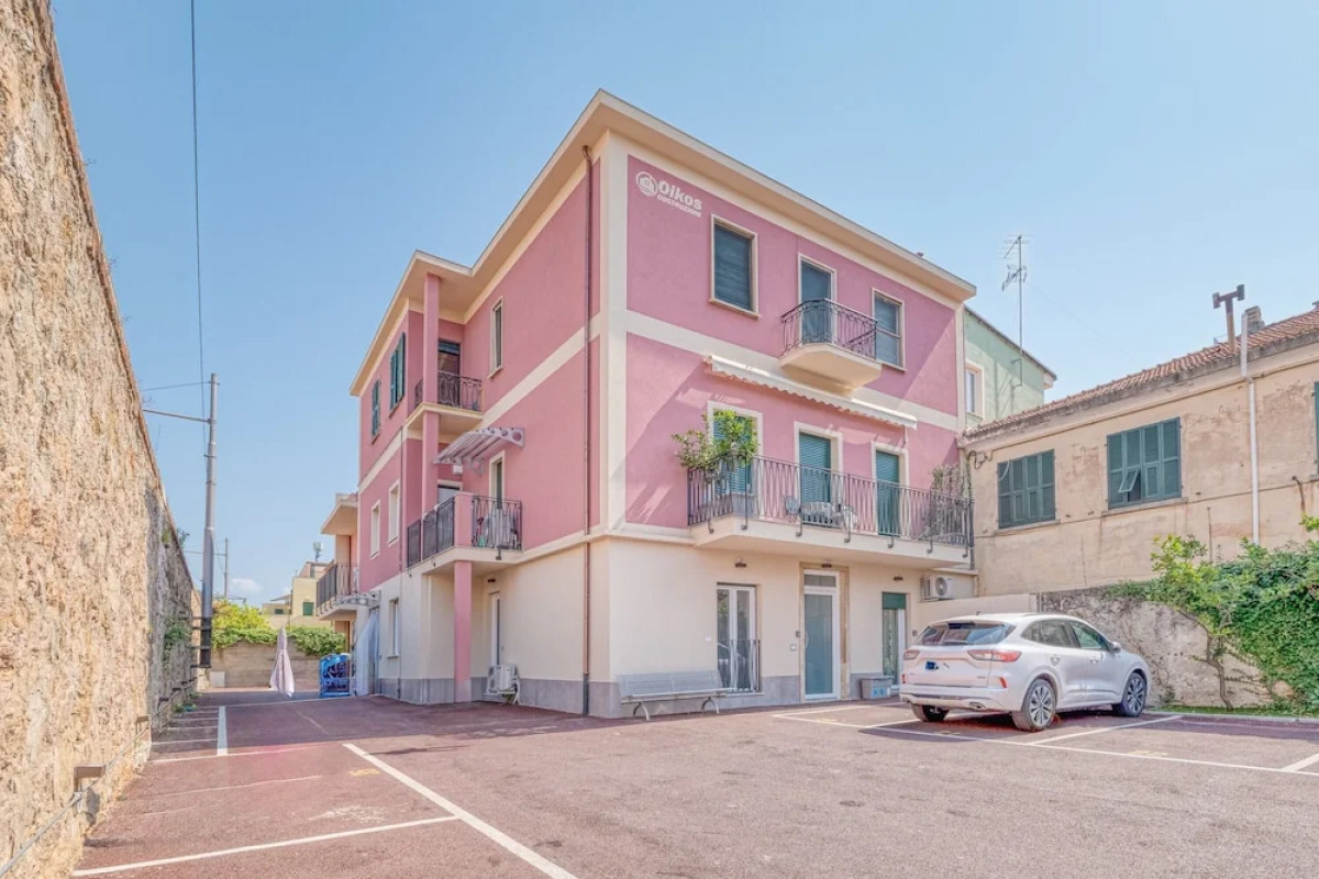 Merlo E - town center & private parking