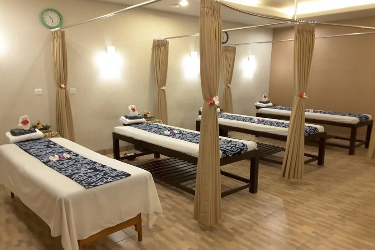 Отель Sevn Legian