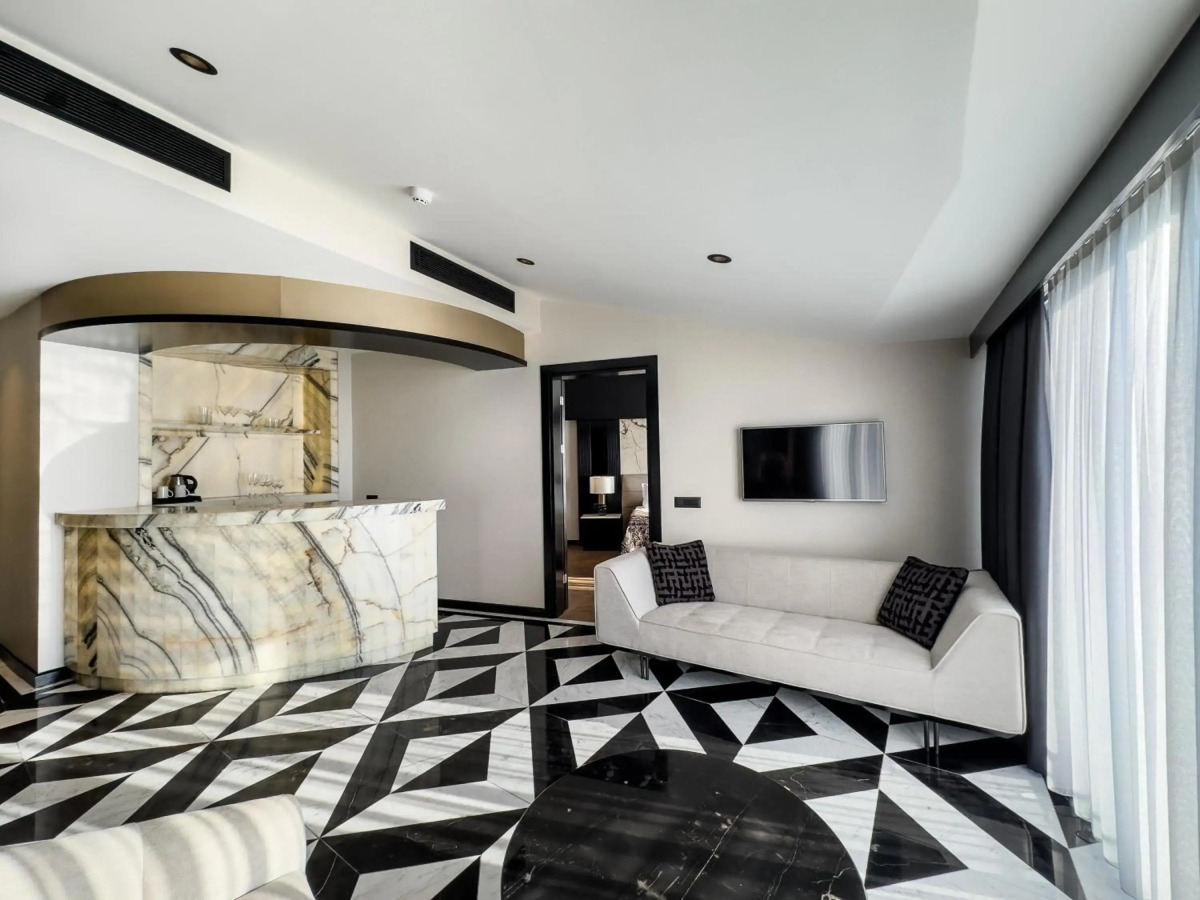 Charisma De Luxe Hotel