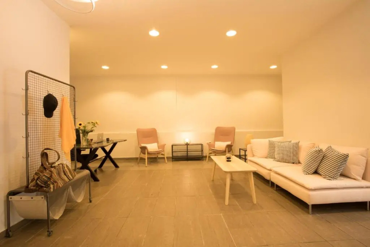 Local Hostel & Suites