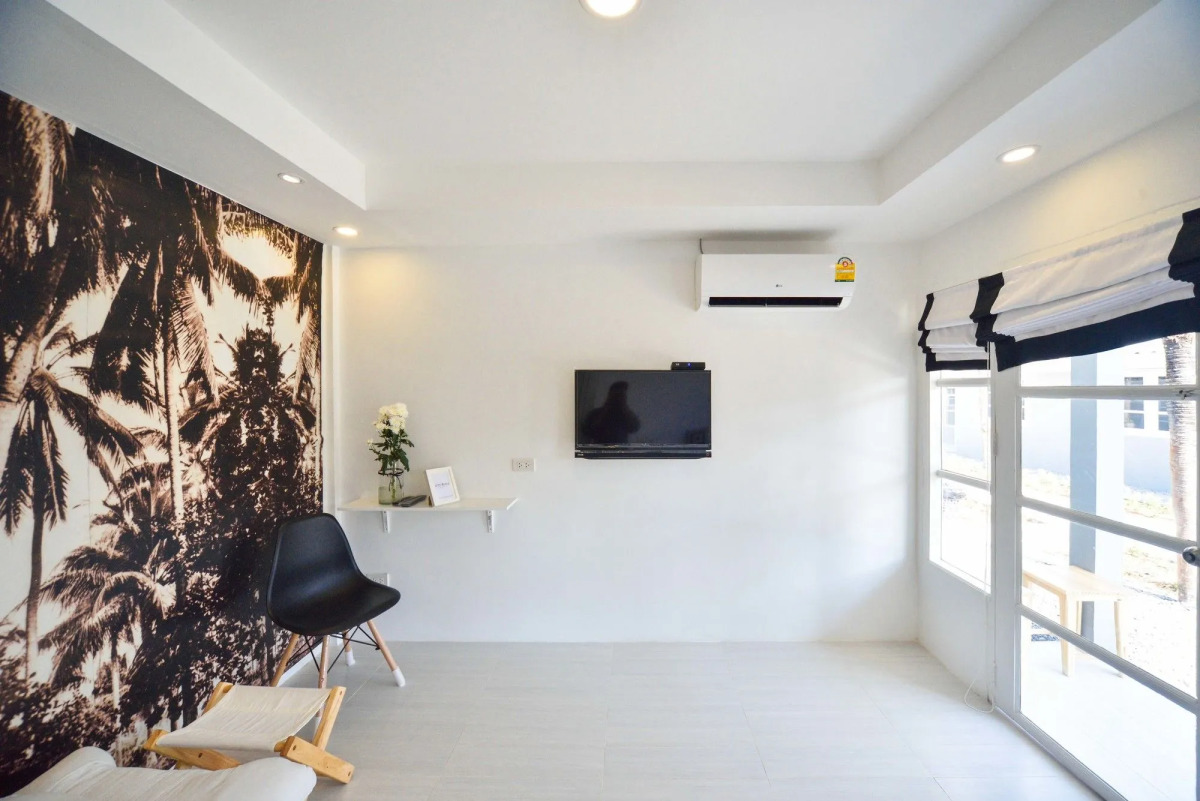 1715 House - White Rhino