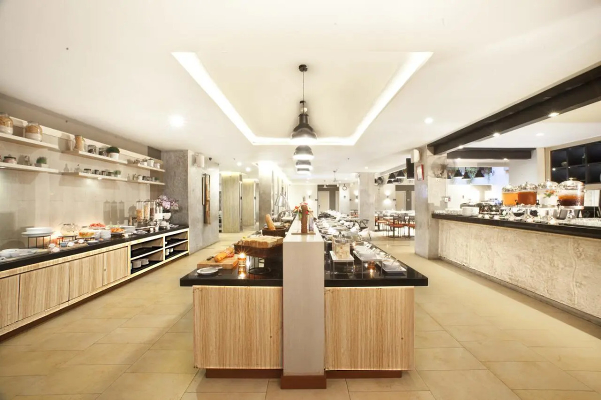 Отель Sevn Legian