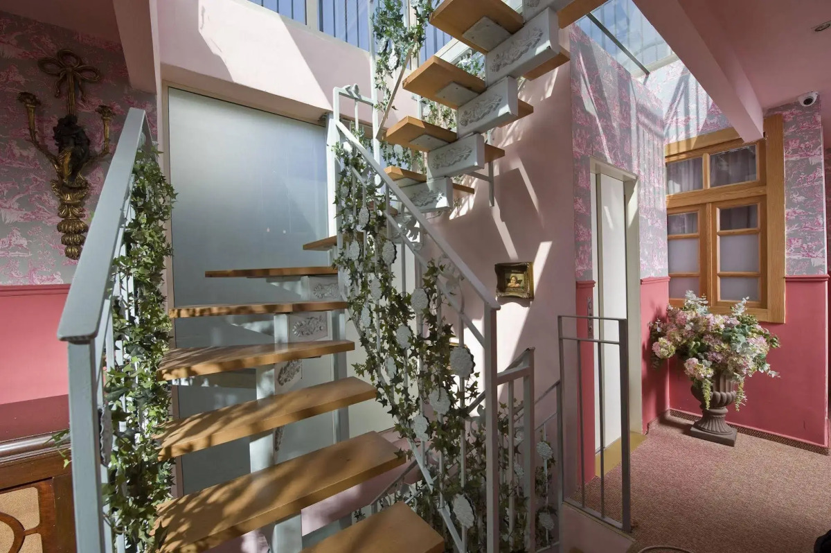 The Elliot - Adults only