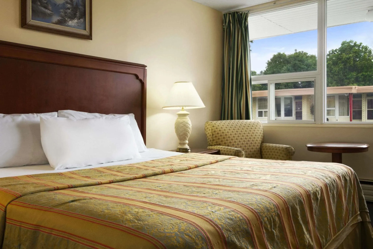 Knights Inn Burlington, ON