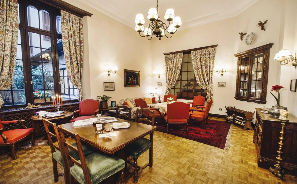 International au Lac Historic Lakeside Hotel