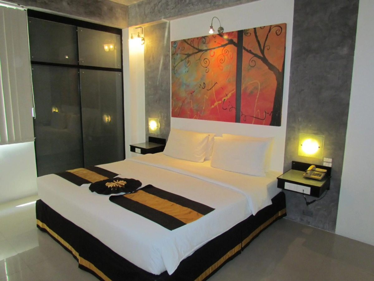 The Front Hotel and Apartment