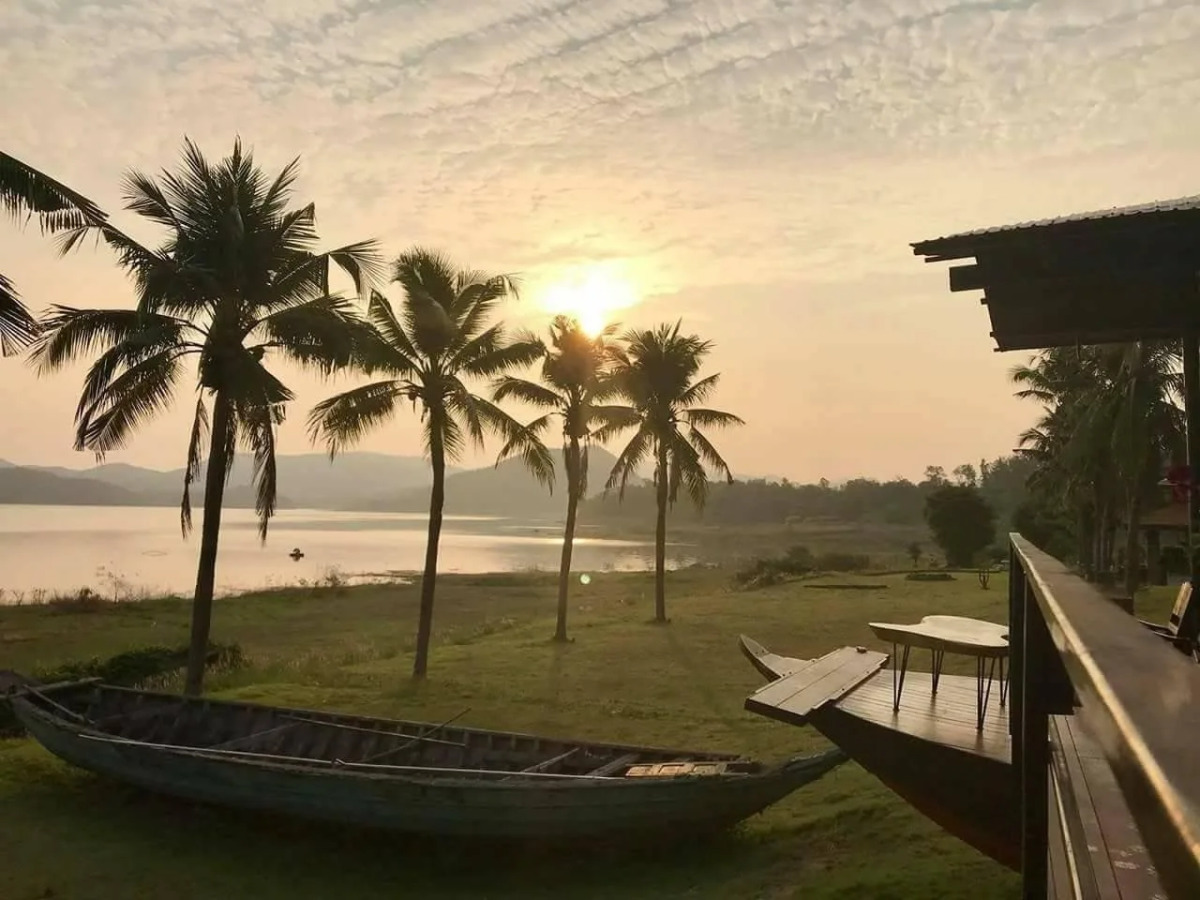 Kaengkrachan Boathouse Paradise Resort