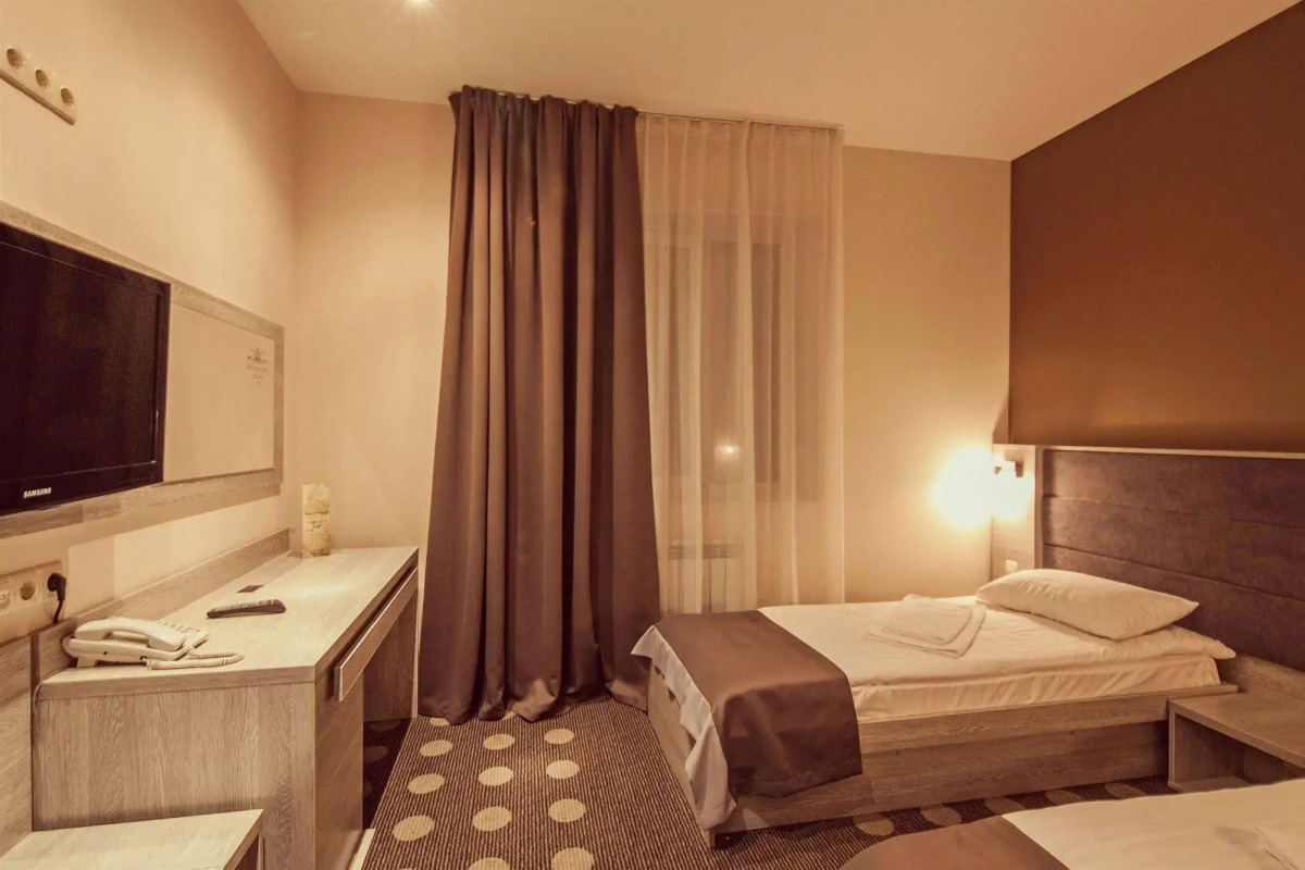 Отель Ambassador Plaza