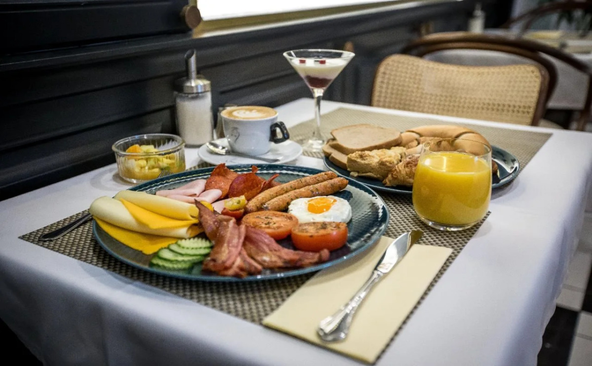 Queen's Court Hotel & Residence