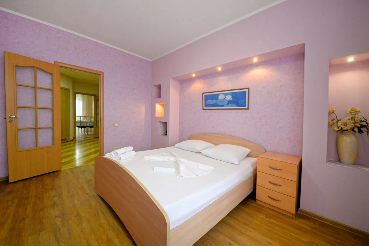 Трёхкомнатные апартаменты на Маршала Чуйкова