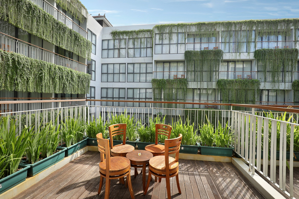 Отель Neo+ Kuta Legian