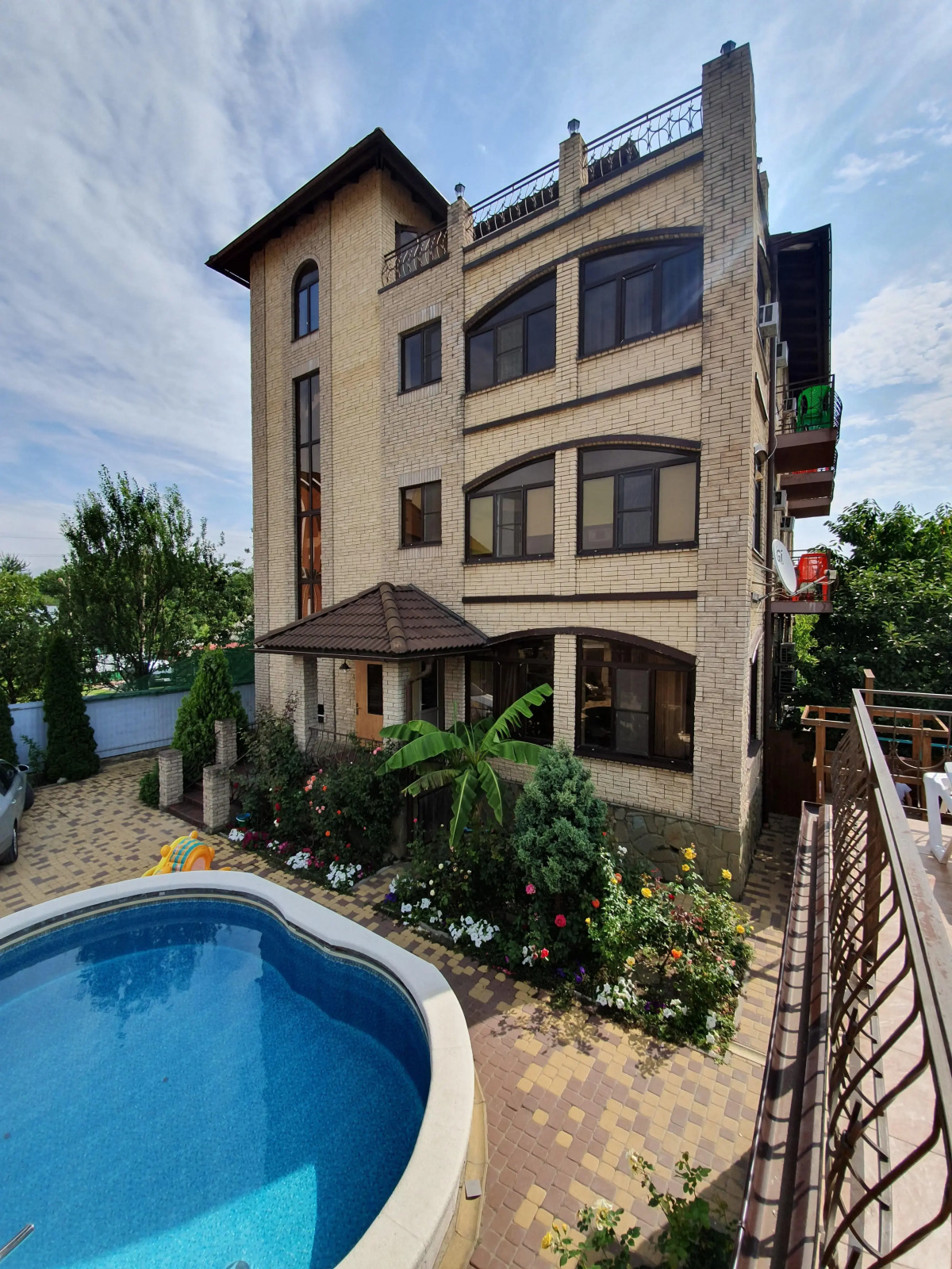 Гостевой дом Замок на Земляничной