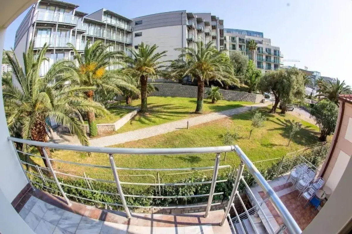 Отель Swiss Holiday