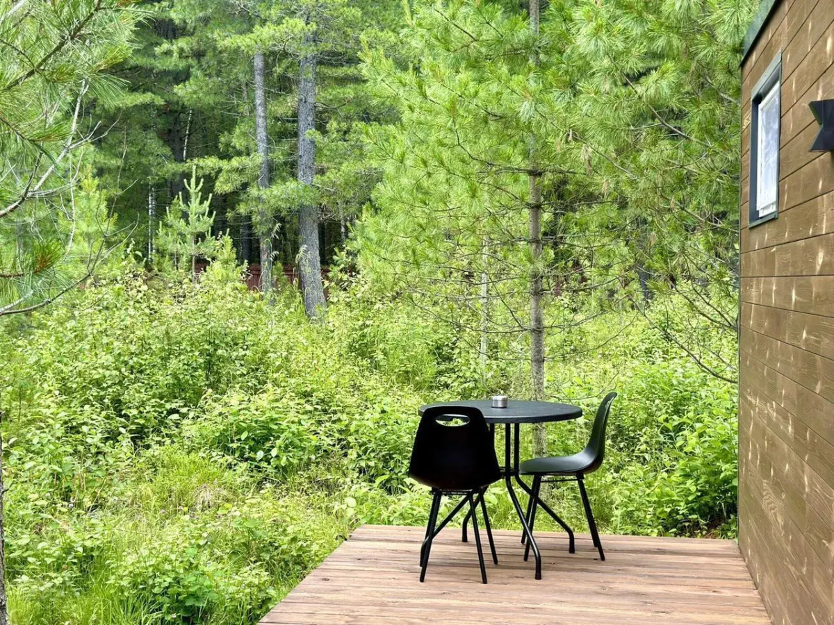 Частный Дом в Окружении Кедpового Леса со Своей Террасой и Мангальной Зоной