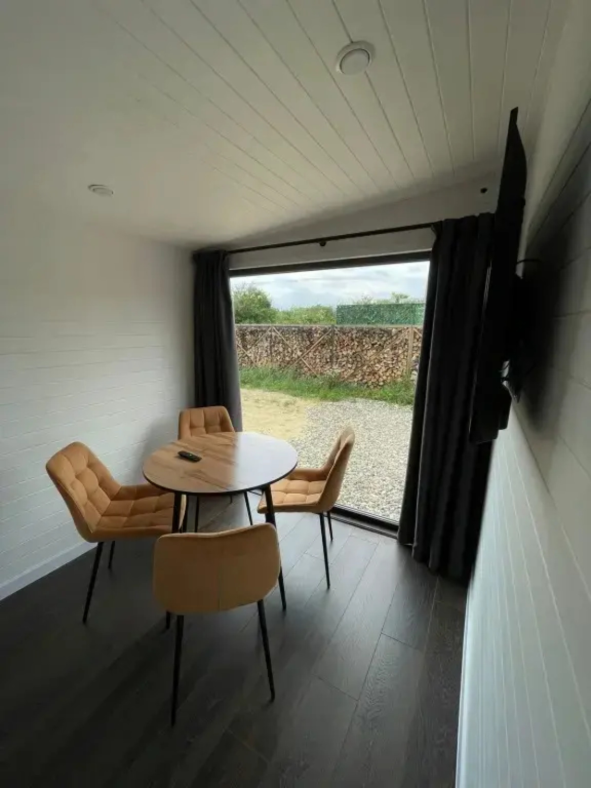 Бунгало Скандинавское на двоих с панорамными окнами, террасой и финским банным чаном на дровах