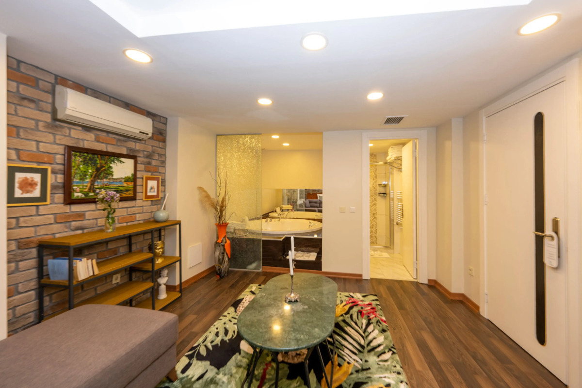 Отель The Marions Suite