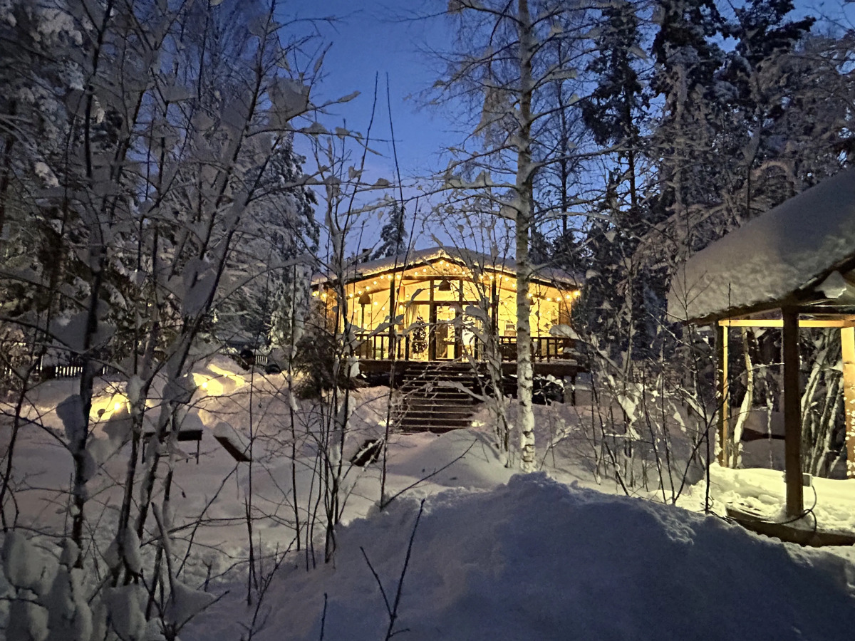 Частный дом у озера с террасой Сосновый дом