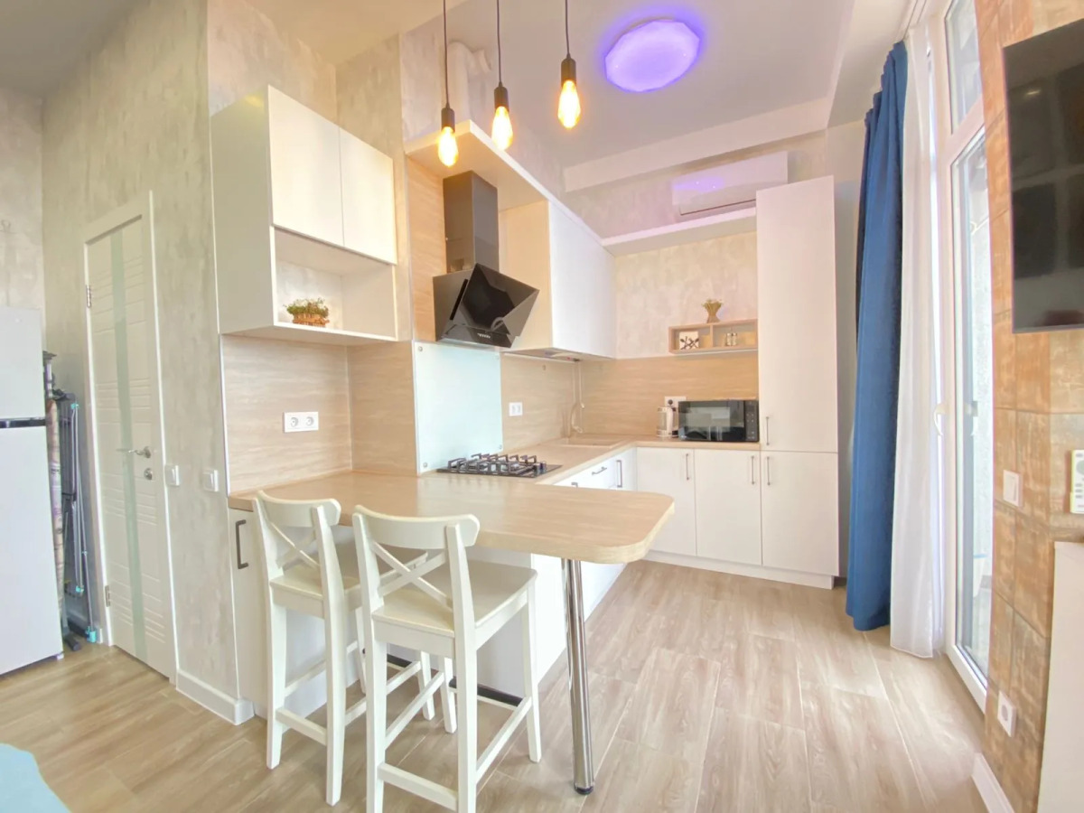 Море квартир уютная студия с панорамными окнами в центре Адлера 2