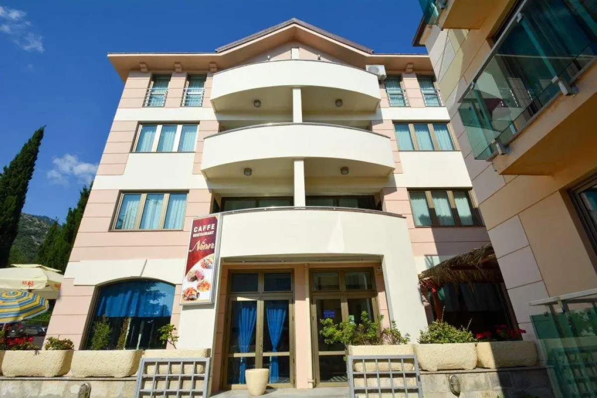 Отель Swiss Holiday