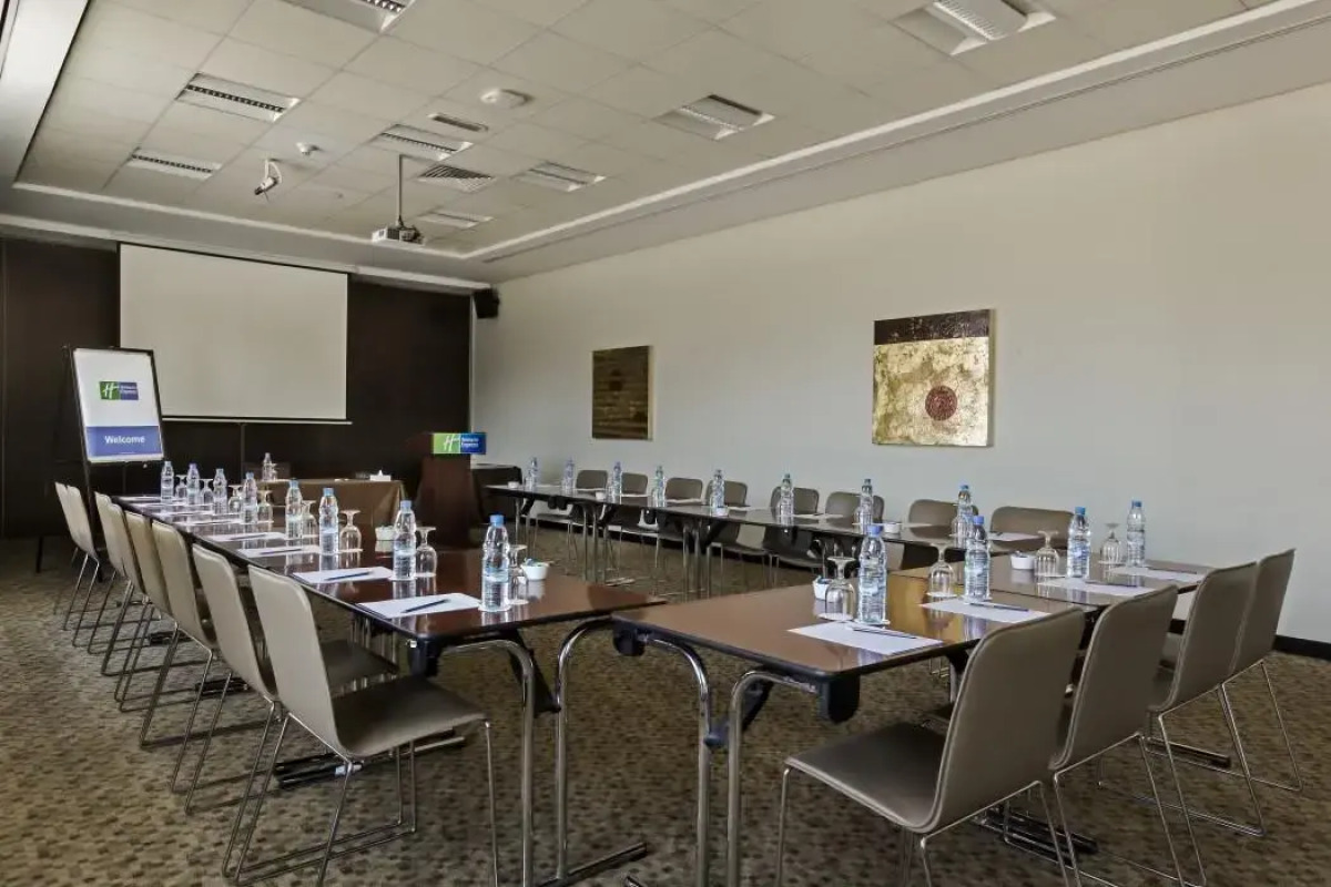 Holiday Inn Express Dubai Internet City an IHG Hotel