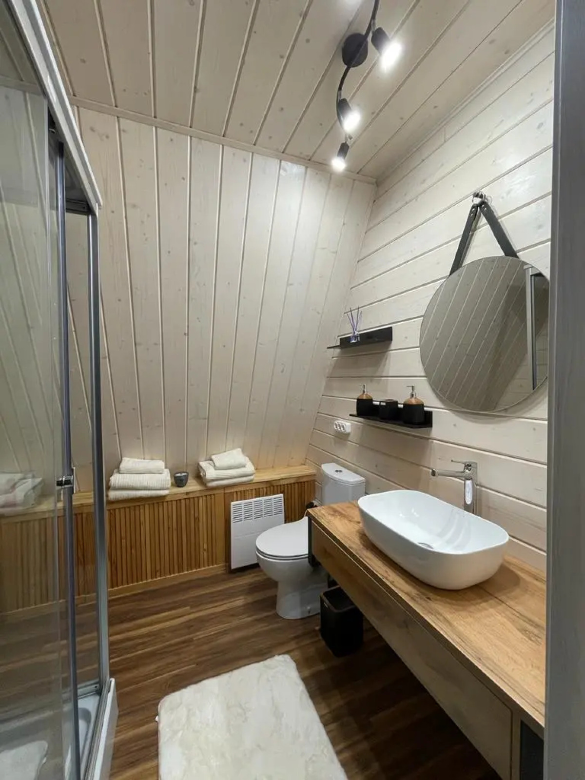 Дом А-фрейм с банным чаном у леса