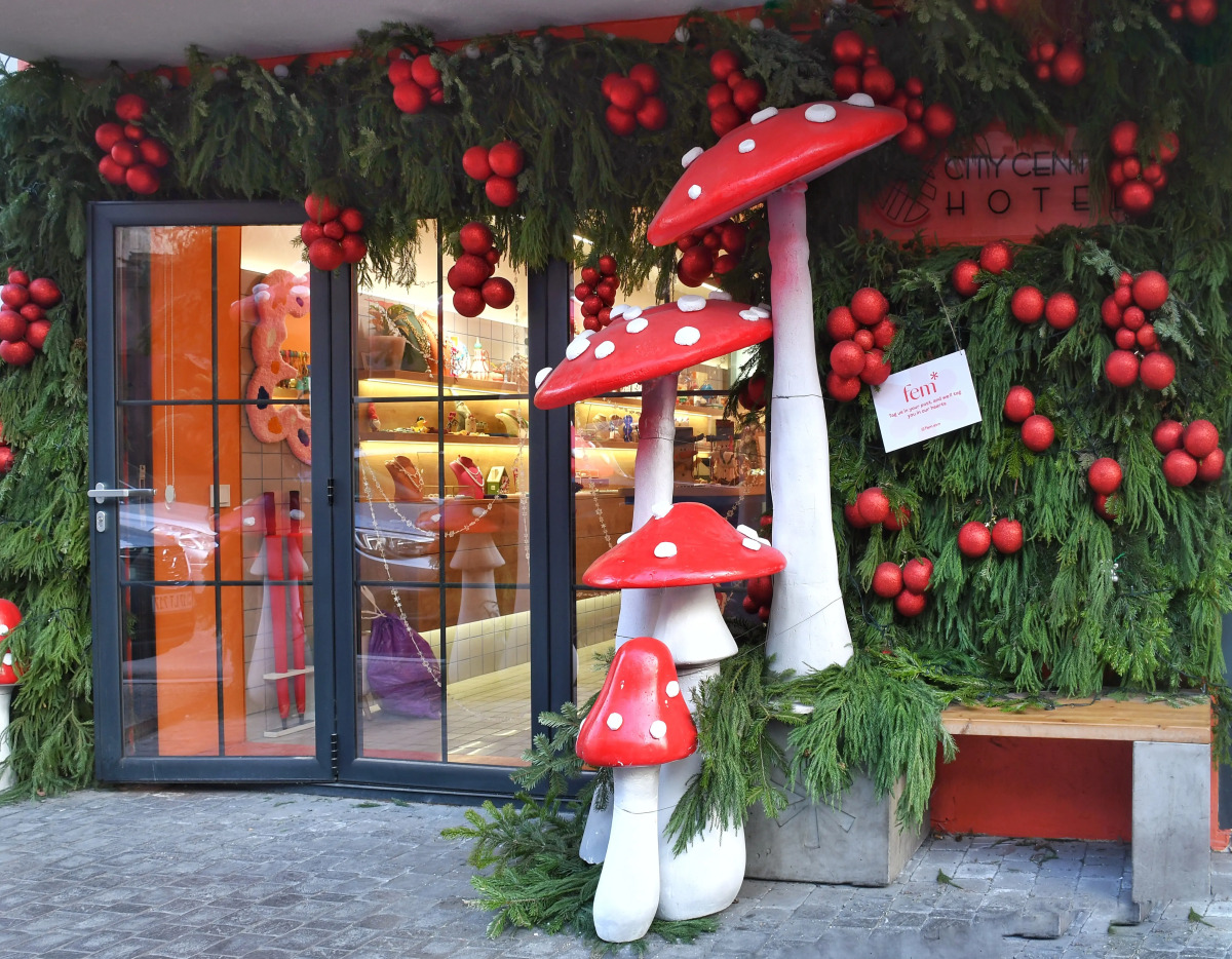 Апартаменты Stylish Gem Steps to Republic Square