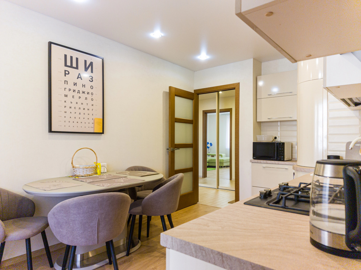 Апартаменты двухкомнатные в светлых тонах вблизи центра города