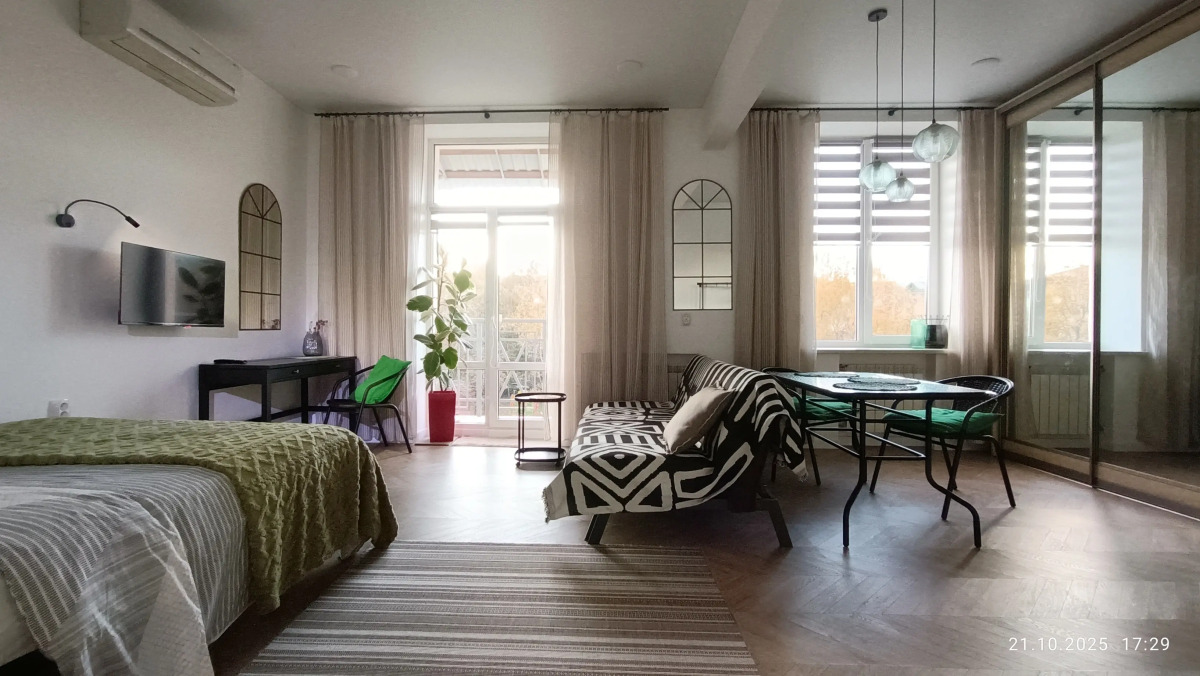 Квартира просторная бульвар Ленина 4