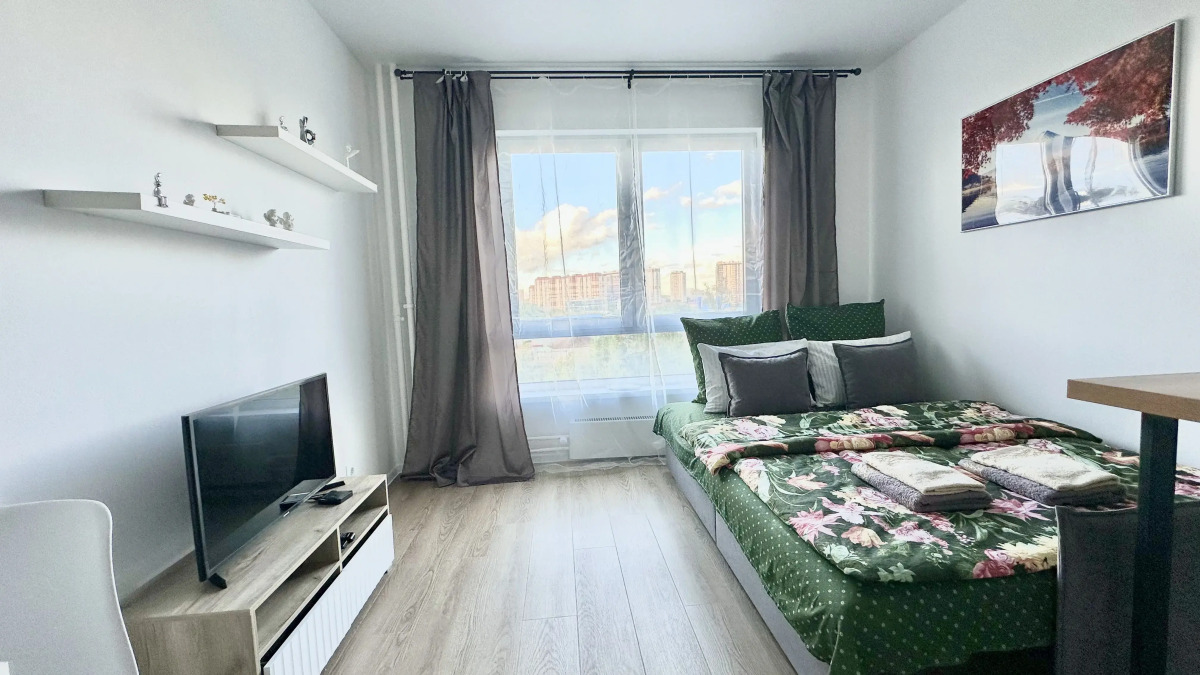 Апартаменты Истоман Two с видом на пруд