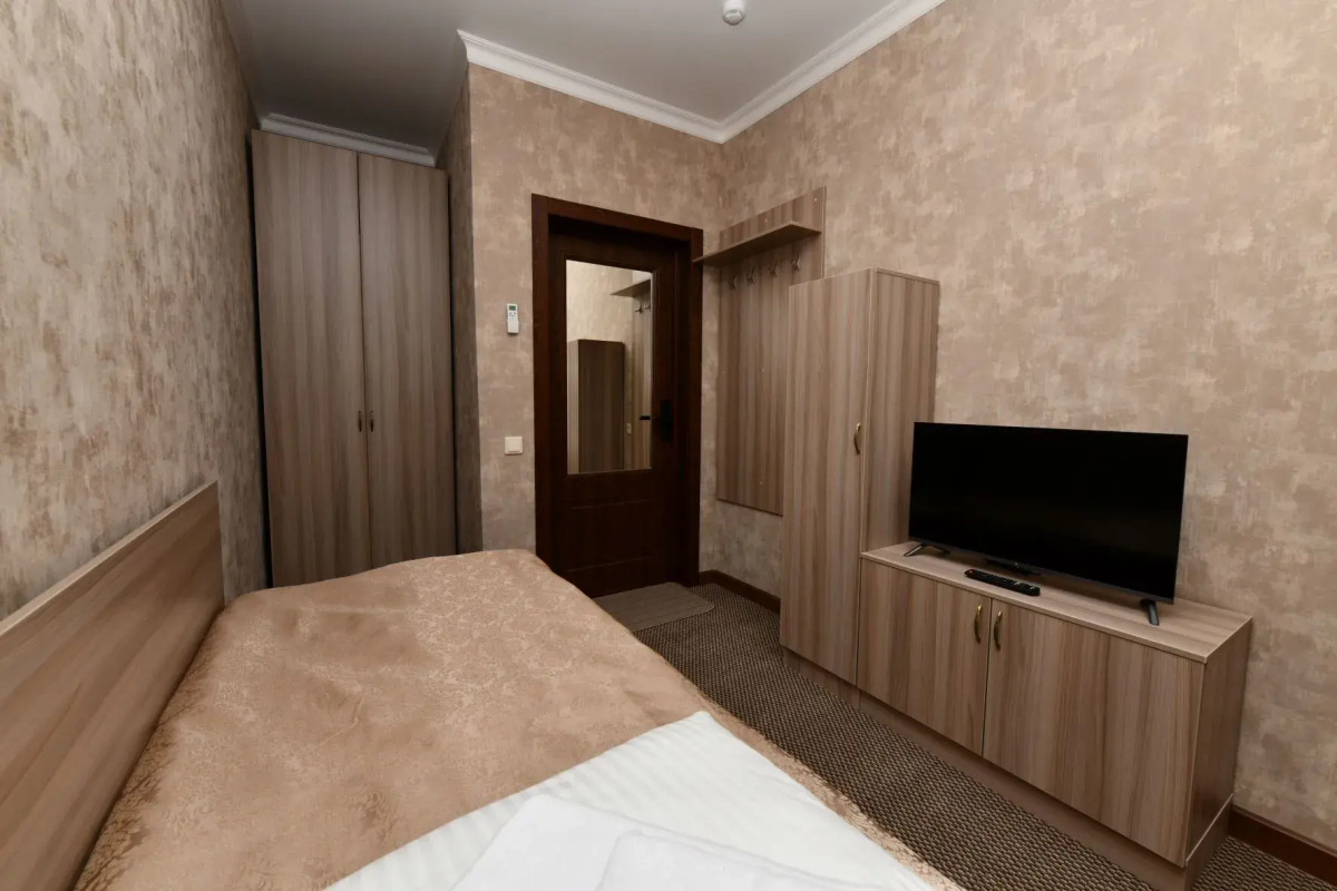 Отель Новоженовский