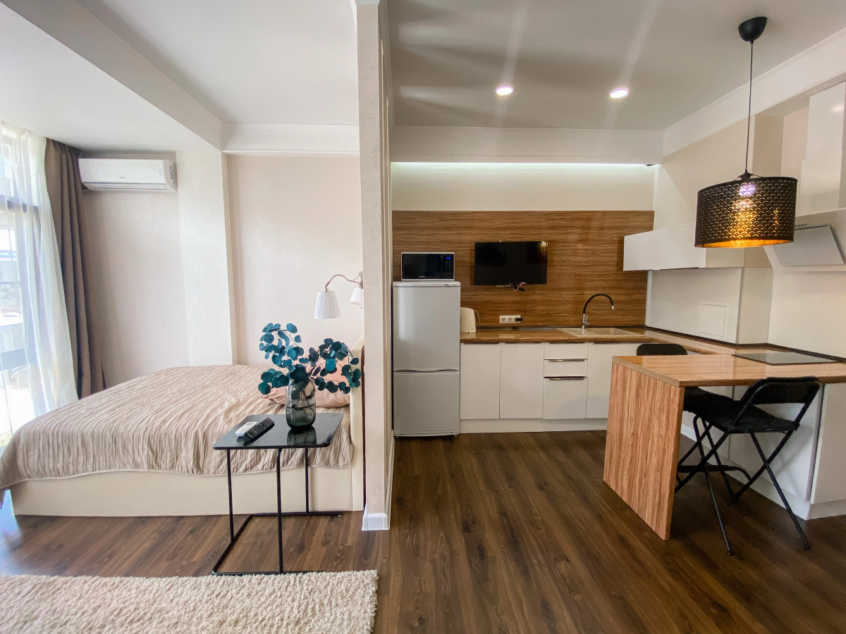 Студия с панорамным видом на центральной улице