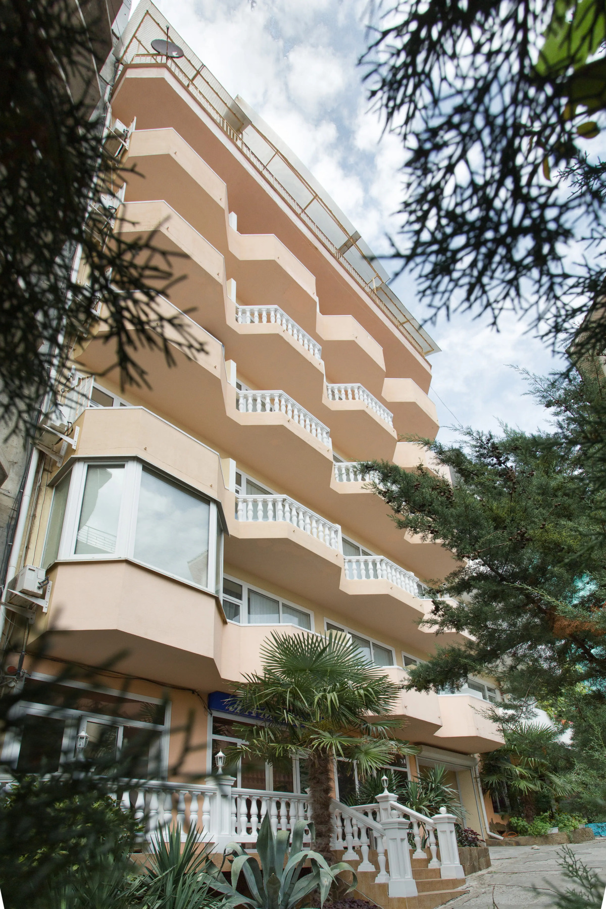 Отель Ламбат