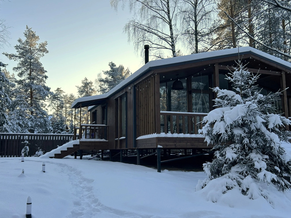 Частный дом у озера с террасой Сосновый дом