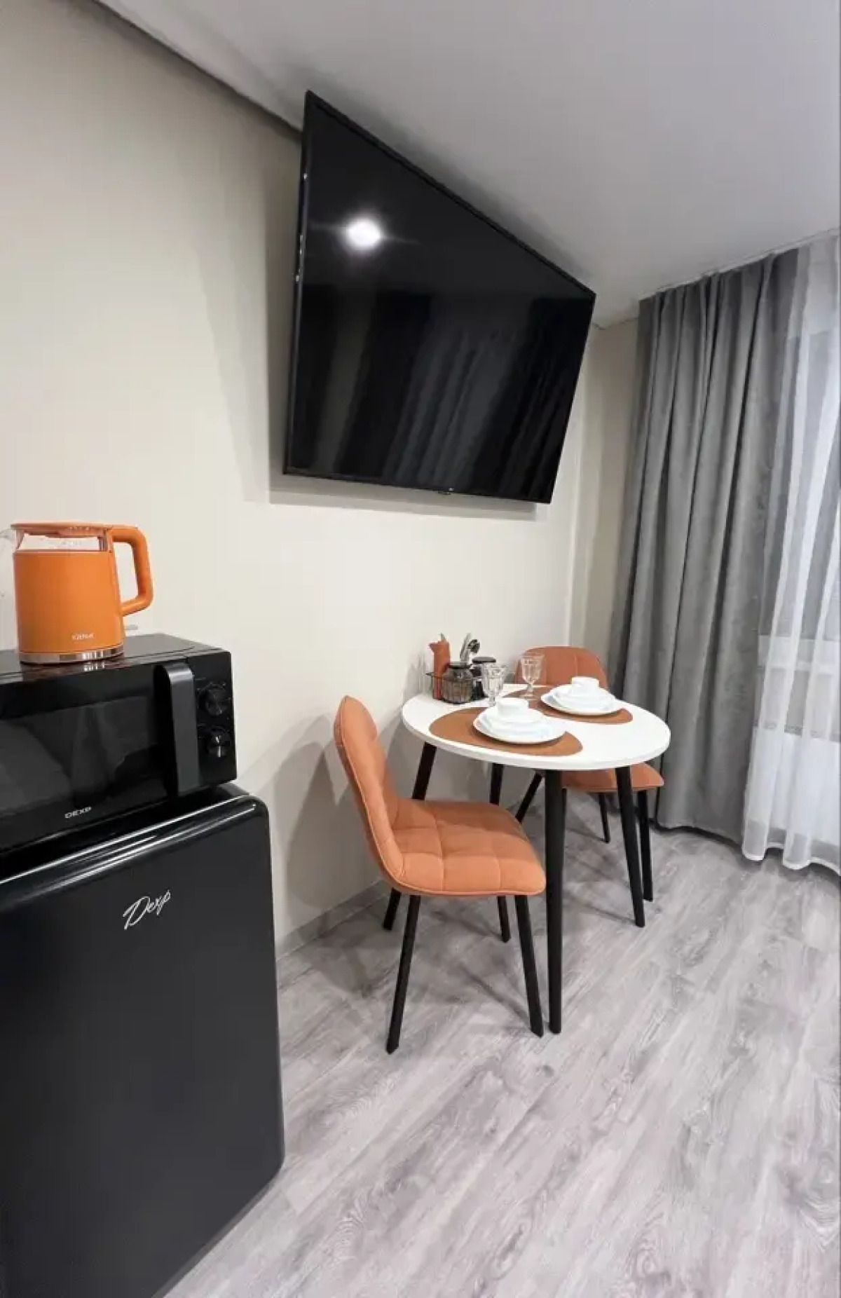 Апартаменты 4 оранжево-черные