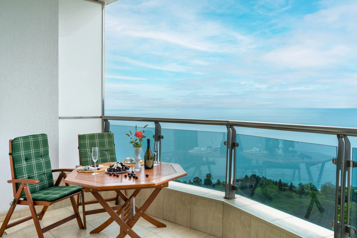 Квартира с двумя террасами и бассейном