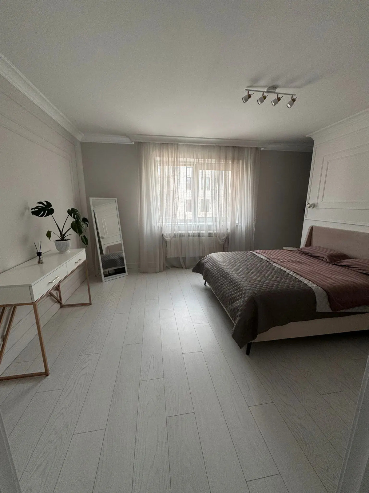 Квартира Просторная Недалеко от Центра с Парковкой