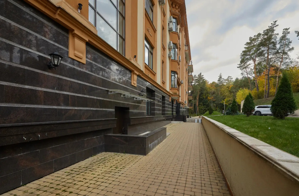 Апартаменты в современном стиле с камином