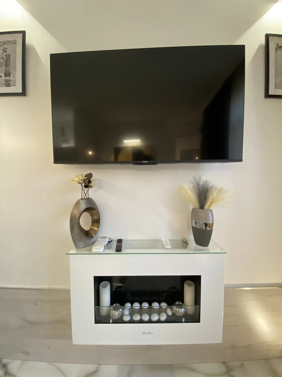 Апартаменты в современном стиле с камином