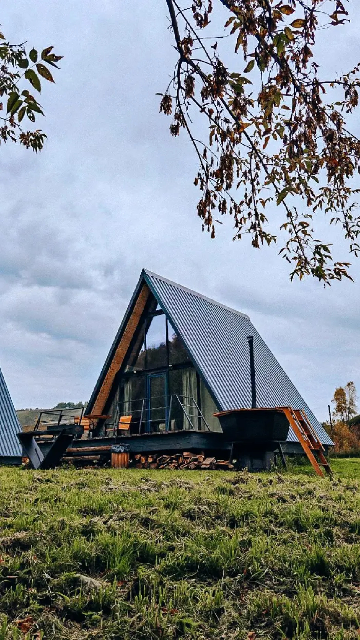 Шале А-фрейм с панорамным остеклением и террасой