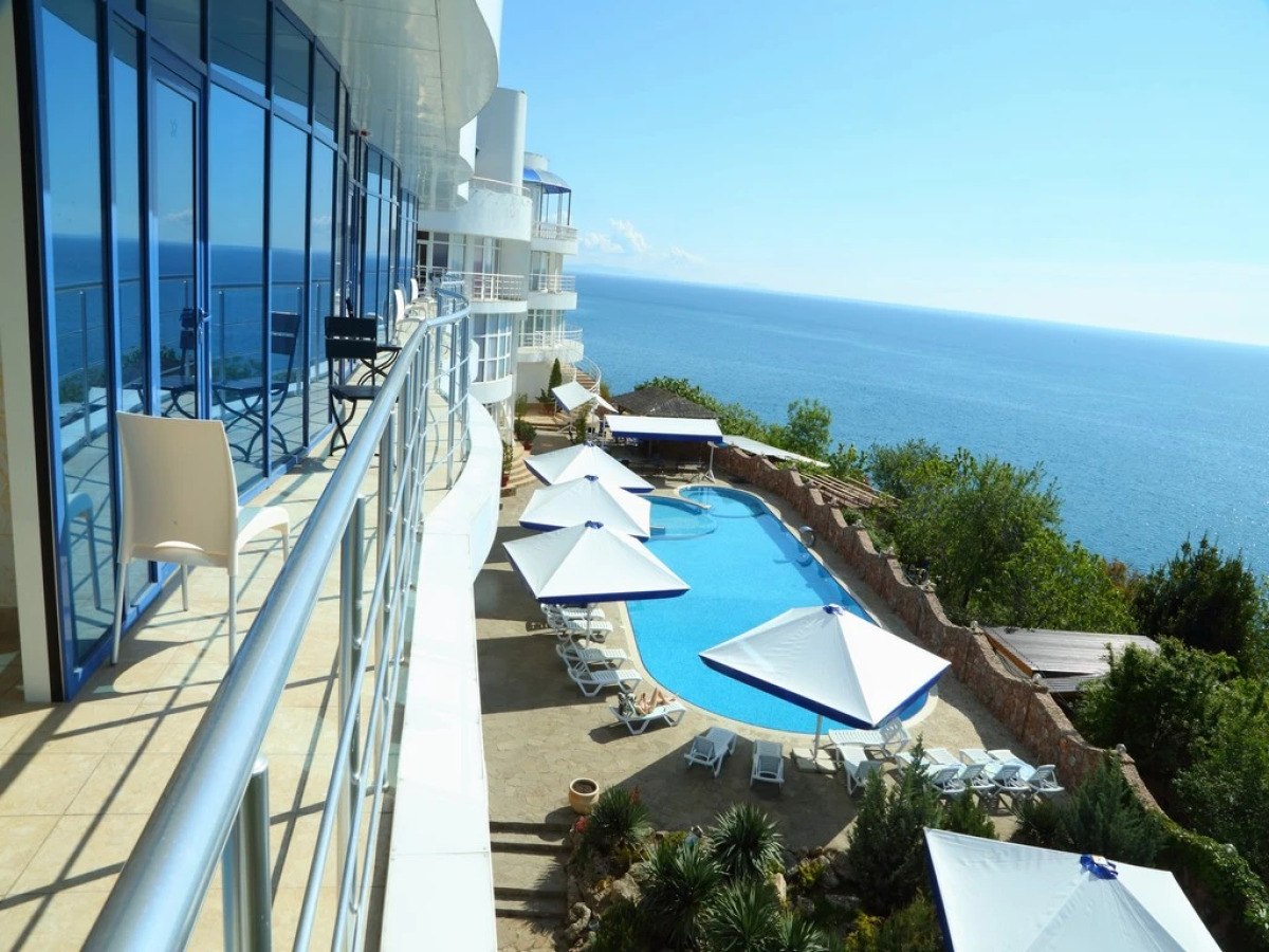 Отель Мажестик