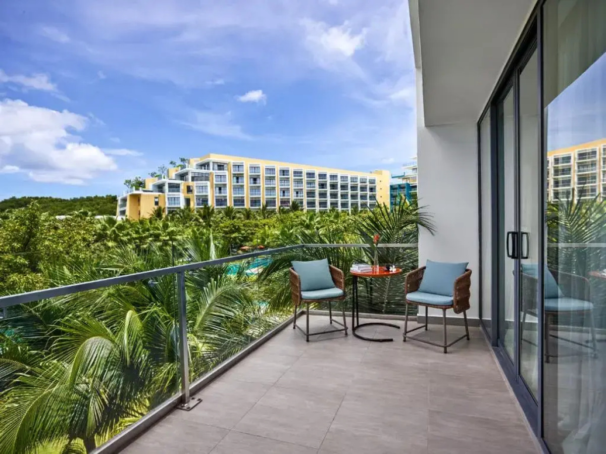 Отель Holiday Inn & Suites Saigon Airport