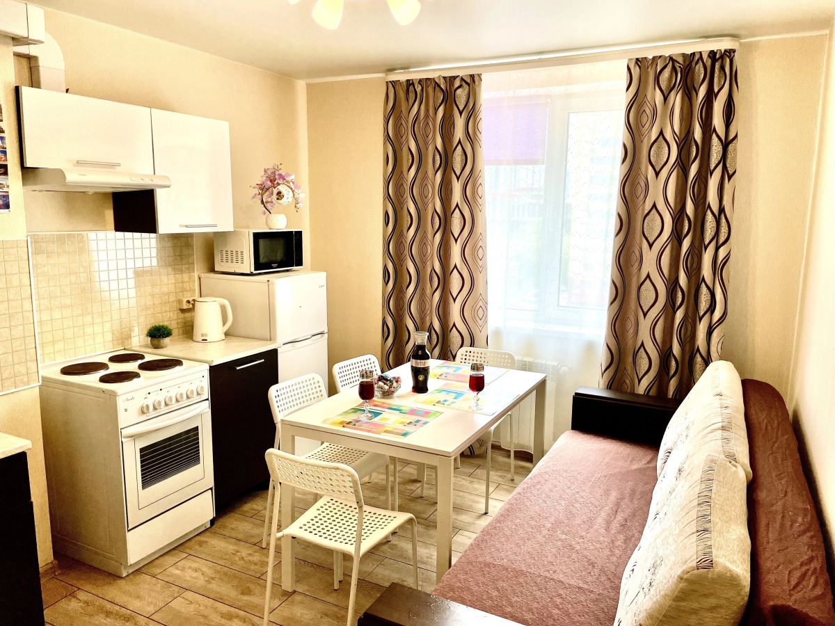 Уютные Апартаменты в доме у Космопорта (ул. Дыбенко 27а)