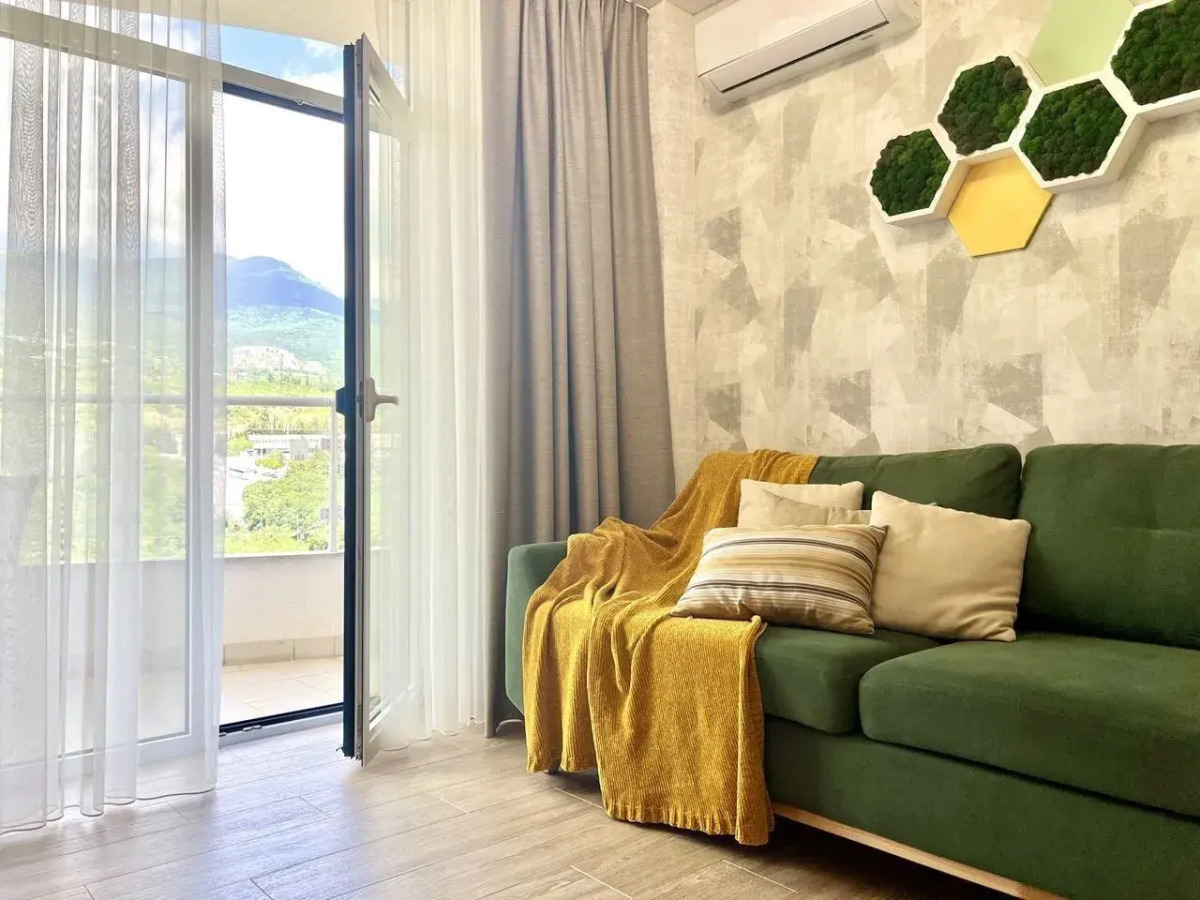 Апартаменты на Ялтинской улице, 12А. ЖК «Шато Лувр»