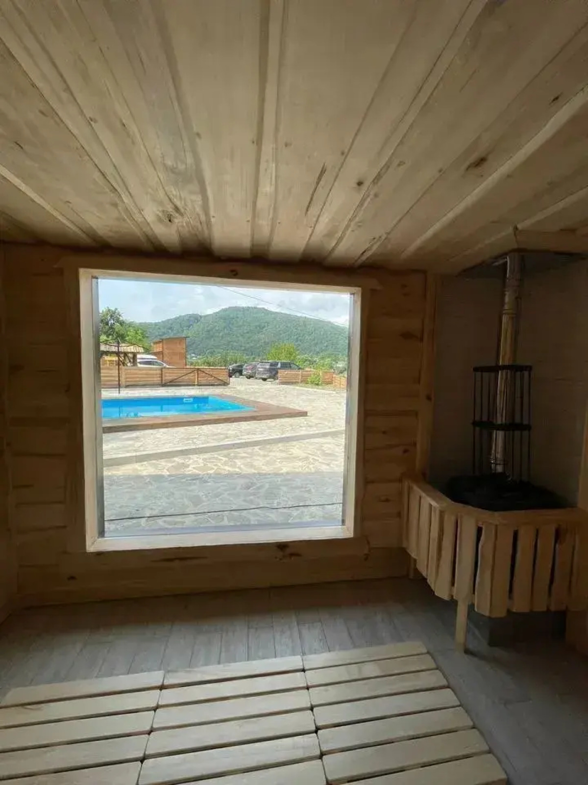 Частный дом с баней бассейном и мангалом на берегу реки