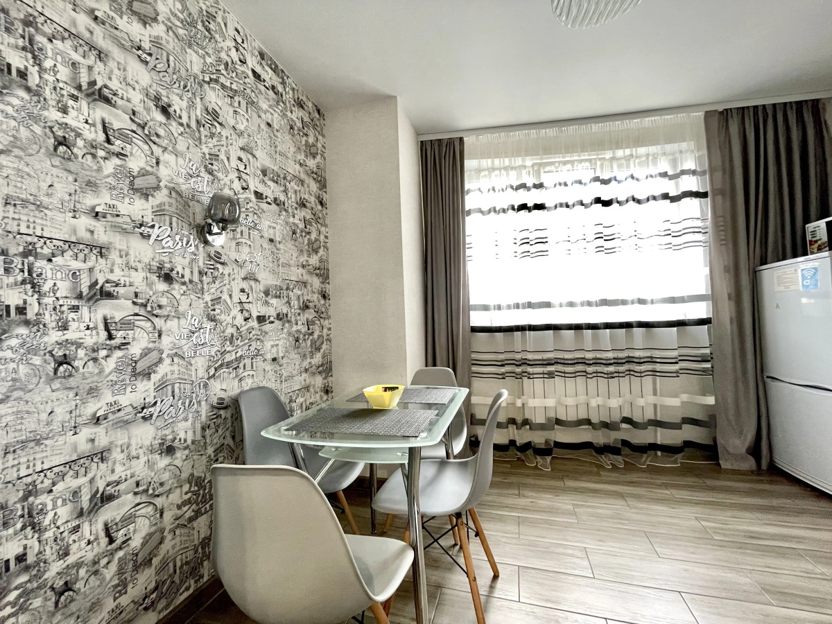 Двухкомнатная квартира сети "PanApartments" с панорамным видом на город